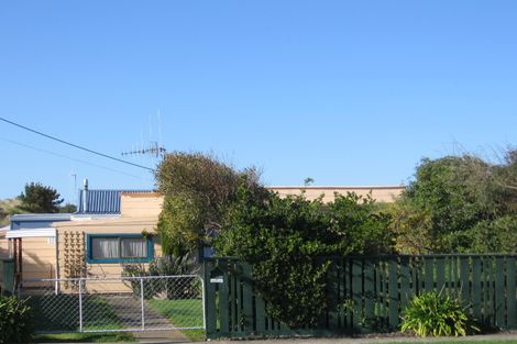 Photo of property in 2 Linklater Avenue, Foxton Beach, Foxton, 4815