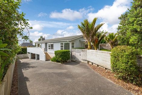 Photo of property in 11 Woodside Avenue, Northcote, Auckland, 0627