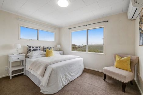 Photo of property in 10 Santiago Crescent, Unsworth Heights, Auckland, 0632