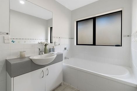 Photo of property in 17 Semillon Avenue, Henderson, Auckland, 0612