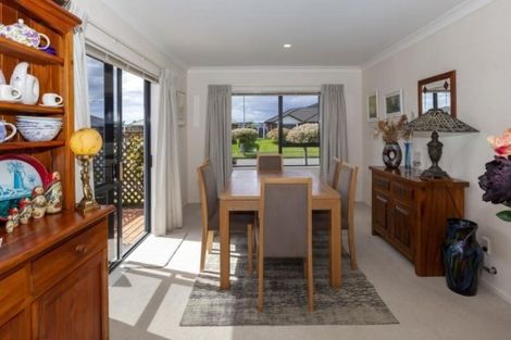 Photo of property in 8 Cranbrook Grove, Waikanae, 5036