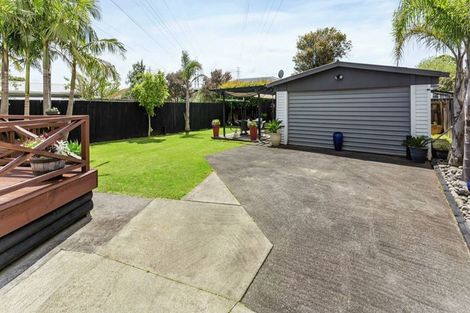 Photo of property in 70 Edgewater Drive, Pakuranga, Auckland, 2010