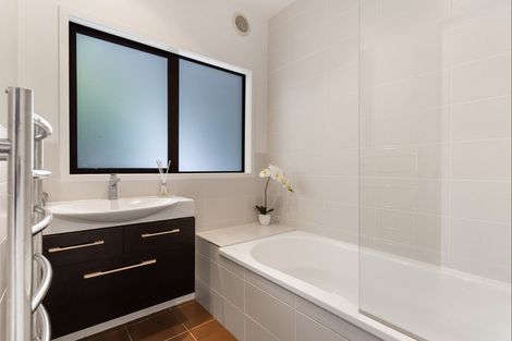 Photo of property in 2/5 Dalmeny Close, Murrays Bay, Auckland, 0630