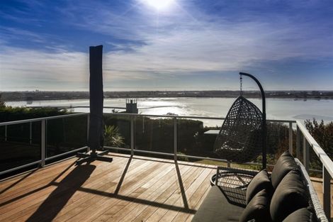 Photo of property in 32 The Brae, Mount Pleasant, Christchurch, 8081