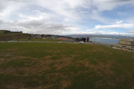 Photo of property in 16 Promontory Crescent, Newlands, Wellington, 6037