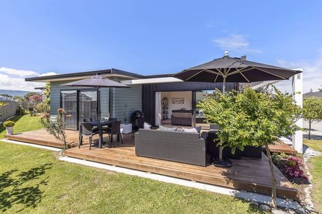 Photo of property in 16 Seagrass Place, Otaki Beach, Otaki, 5512
