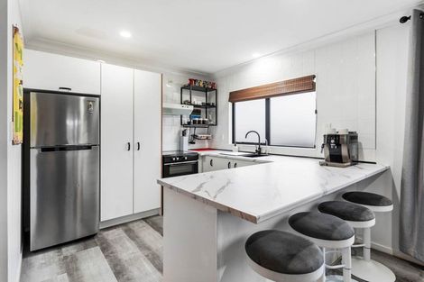 Photo of property in 21 Waterview Road West, Stanley Point, Auckland, 0624