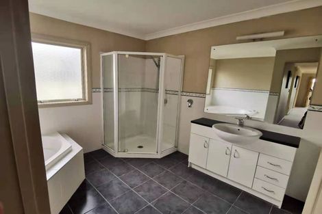 Photo of property in 40 Mandeville Place, Unsworth Heights, Auckland, 0632