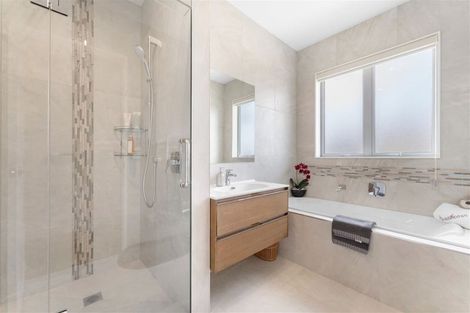 Photo of property in 4 Kauri Grove Drive, Kumeu, 0810