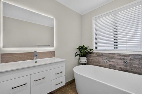 Photo of property in 40 Boocock Crescent, Orewa, 0931