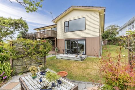 Photo of property in 6 Saint Aidans Way, Tawa, Wellington, 5028