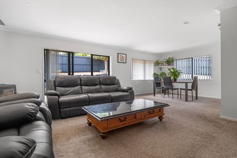 Photo of property in 11 Saralee Drive, Manurewa, Auckland, 2105