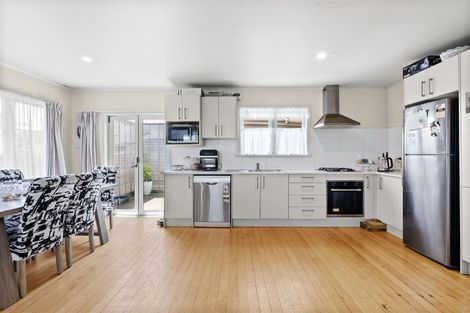 Photo of property in 102 Beaumonts Way, Manurewa, Auckland, 2102