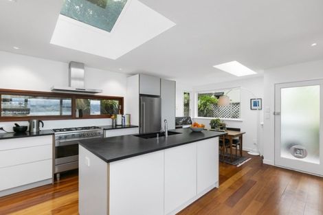 Photo of property in 11 Fortification Road, Karaka Bays, Wellington, 6022