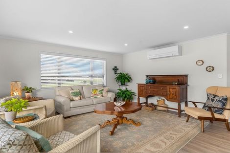 Photo of property in 98 Kaurinui Crescent, One Tree Point, 0118