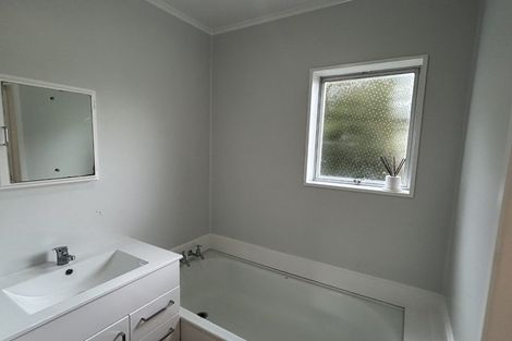 Photo of property in 60 Rewarewa Road, Te Atatu Peninsula, Auckland, 0610