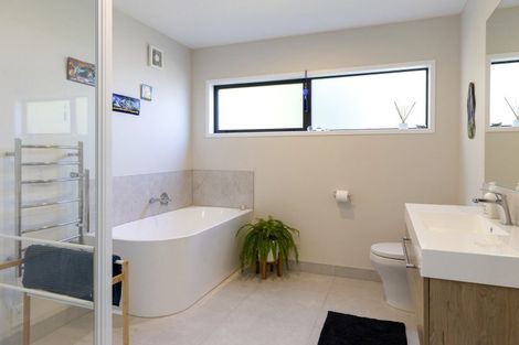 Photo of property in 14 Pukenamu Road, Rainbow Point, Taupo, 3330