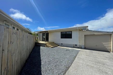 Photo of property in 35 Tarata Crescent, Mangere Bridge, Auckland, 2022