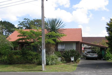 Photo of property in 2/1 Dakota Avenue, Beach Haven, Auckland, 0626