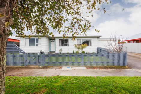 Photo of property in 8 Suzanne Grove, Kelvin Grove, Palmerston North, 4414