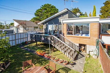 Photo of property in 2/309 Wairau Road, Totara Vale, Auckland, 0627