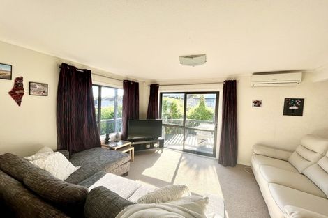 Photo of property in 2/8 Sunward Rise, Glenfield, Auckland, 0629