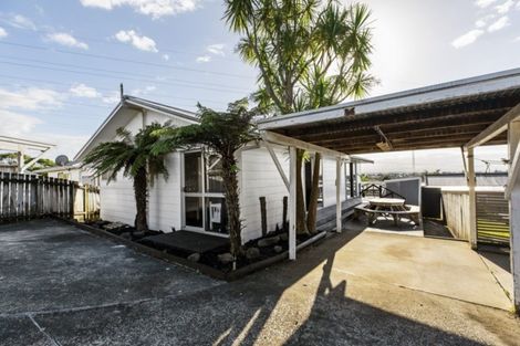 Photo of property in 3/24a Waimumu Road, Massey, Auckland, 0614