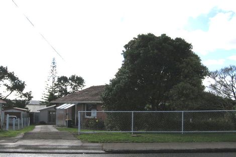 Photo of property in 27 Vodanovich Road, Te Atatu South, Auckland, 0610