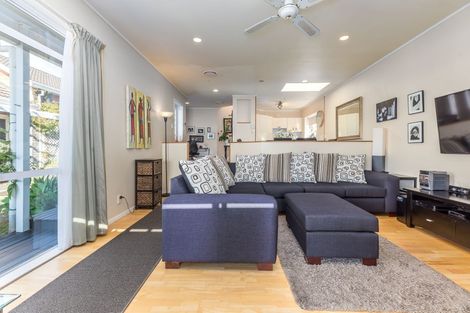 Photo of property in 2/56 Kiwi Esplanade, Mangere Bridge, Auckland, 2022