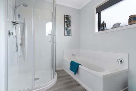 Photo of property in 10 Austin Reid Avenue, Carterton, 5713