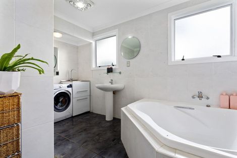 Photo of property in 7 Konini Place, Edgecumbe, 3120