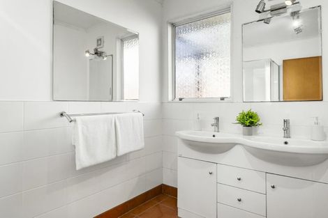 Photo of property in 3 Tesla Place, Totara Vale, Auckland, 0629