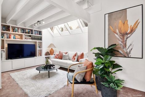 Photo of property in 1/7 Cobblestone Lane, Hillcrest, Auckland, 0627