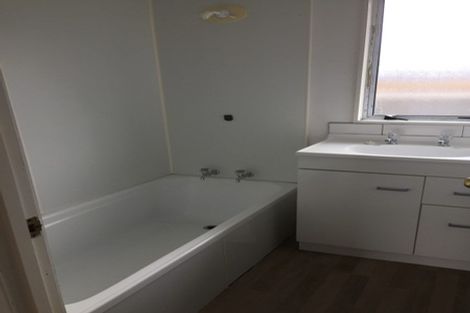 Photo of property in 2/17 Woodside Road, Massey, Auckland, 0614