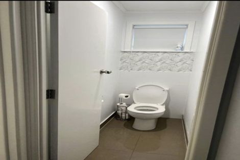 Photo of property in 2 Lowtherhurst Road, Massey, Auckland, 0614