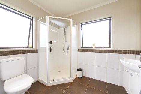 Photo of property in 28 Johnstone Drive, Fitzherbert, Palmerston North, 4410