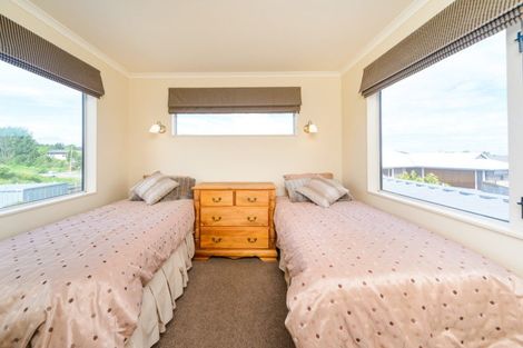 Photo of property in 1 Silkwood Place, Fitzherbert, Palmerston North, 4410