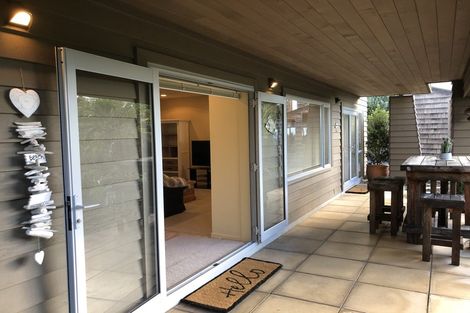 Photo of property in 12 Chelverton Terrace, Red Beach, 0932