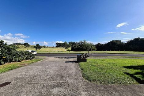 Photo of property in 10 Iwinuku Crescent, Wattle Downs, Auckland, 2103