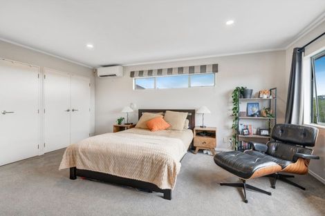 Photo of property in 24 Goldfinch Rise, Unsworth Heights, Auckland, 0632