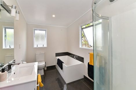 Photo of property in 1/6 Carlisle Road, Browns Bay, Auckland, 0630