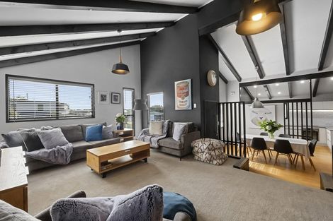 Photo of property in 18 Mayfair Place, Westown, New Plymouth, 4310