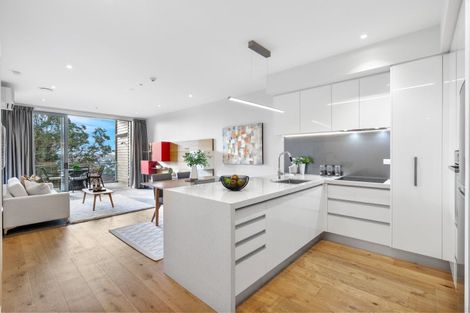 Photo of property in 6/585g Beach Road, Rothesay Bay, Auckland, 0630