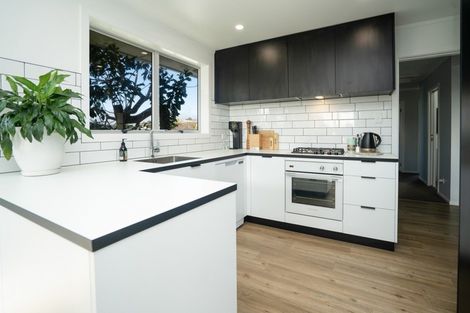 Photo of property in 83 Riversdale Drive, Merrilands, New Plymouth, 4312