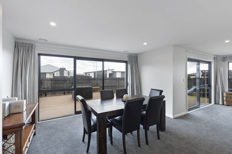 Photo of property in 2 Corsica Court, Fitzherbert, Palmerston North, 4410