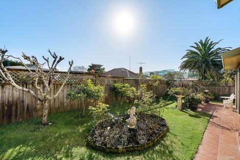 Photo of property in 3a Waiohua Road, Greenlane, Auckland, 1061