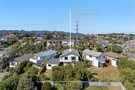 Photo of property in 32 Brooker Grove, Newlands, Wellington, 6037