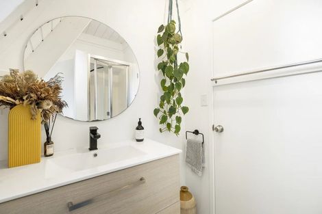 Photo of property in 1/5 Glenbush Place, Birkenhead, Auckland, 0626