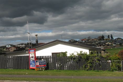 Photo of property in 14 Resolution Road, Welcome Bay, Tauranga, 3112