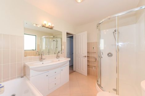 Photo of property in 76 Medallion Drive, Oteha, Auckland, 0632